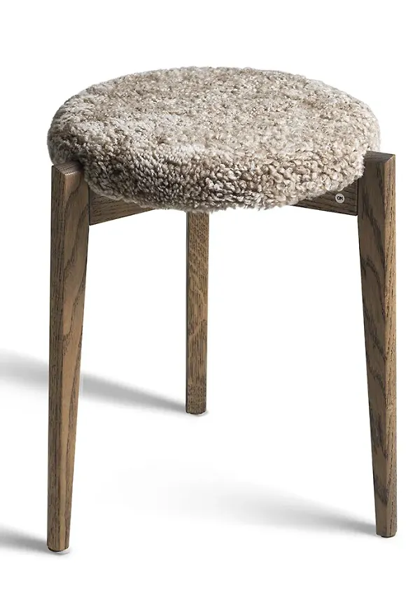 Klassisk möbel i fårskinn från Oscarssons Möbel.