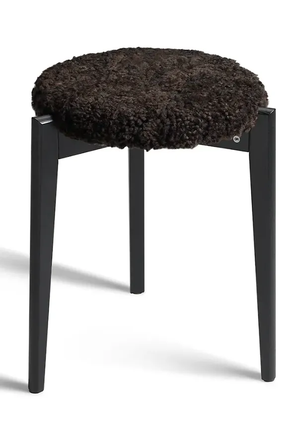 Trendig möbel i fårskinn från Oscarssons Möbel.