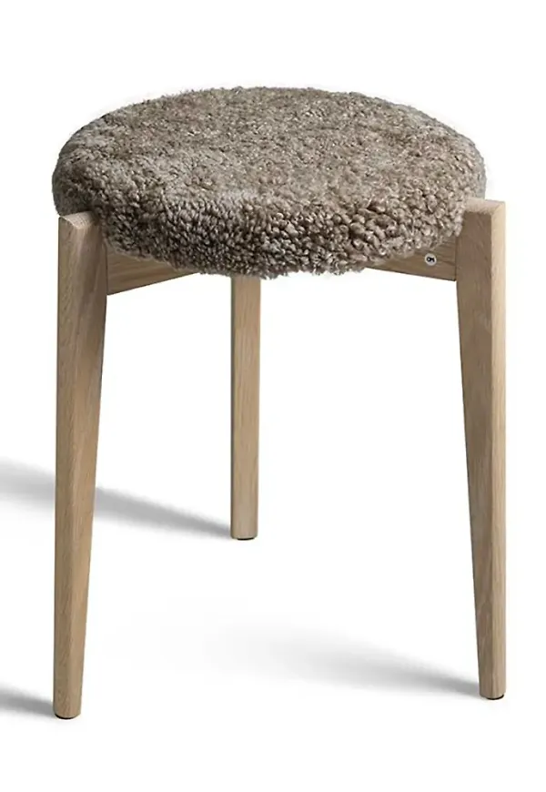 Skön fårskinnsmöbel 2025 från Oscarssons Möbel.