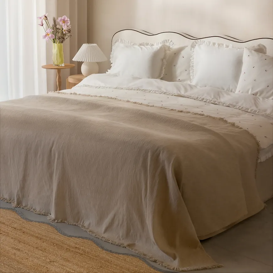 Fantastiskt fin beige säng 2026 från ÅHLÉNS HOME.