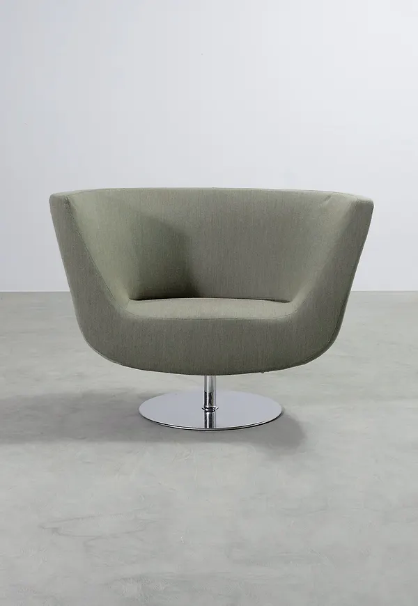 Moderiktig Fåtölj som passar bra vid många olika tillfällen.