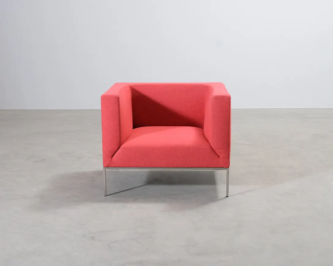 Riktigt snygg Fåtölj som passar bra vid många olika tillfällen.