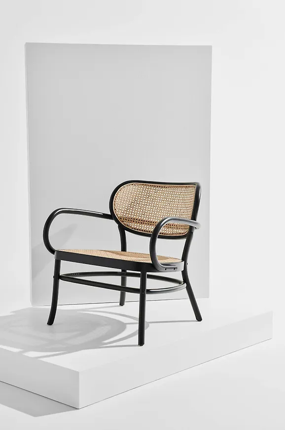 Söt svart fåtölj 2025 från Pastill.