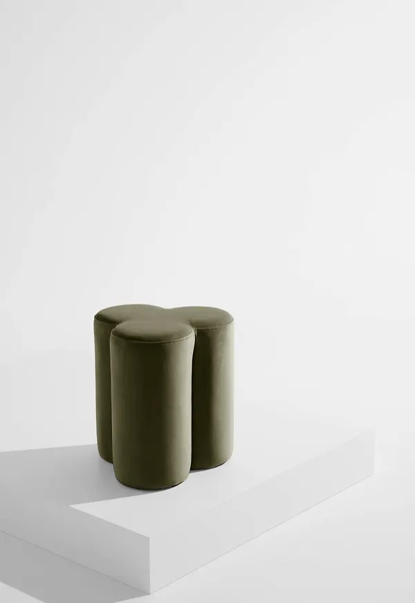 Khakigrön Pastill-fotpall i komfortabel modell.