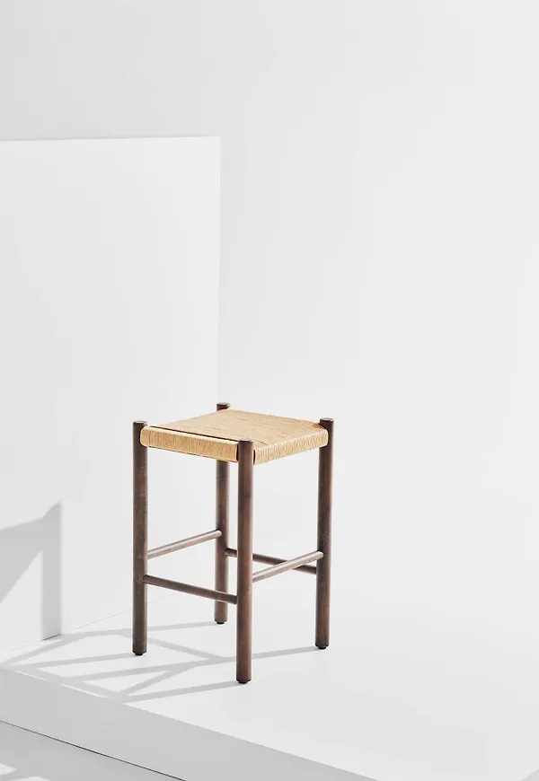 Modern barstol i ek från Pastill.