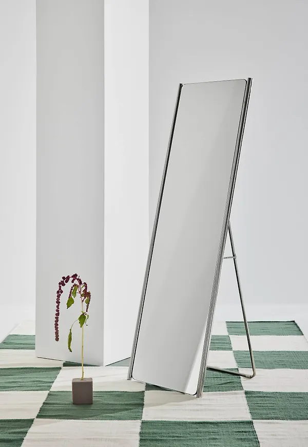 Silver Pastill-golvspegel i otroligt snygg modell.