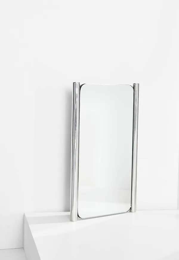 Silver Pastill-spegel i snygg modell.