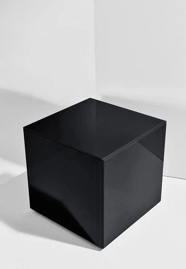 Modern bord i svart från Pastill.