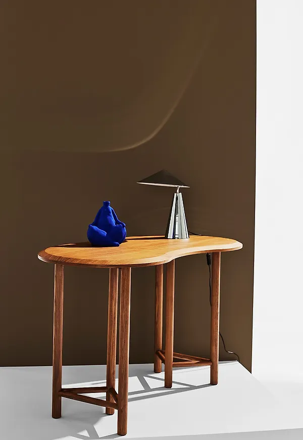 Brun Pastill-skrivbord i komfortabel modell.