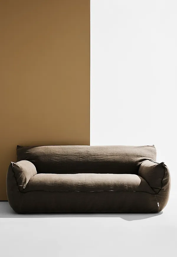 Grå Pastill-soffa i stilriktig modell.