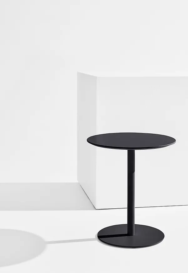 Smickrande svart småbord 2025 från Pastill.