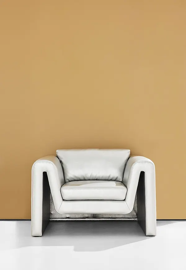 Stilren fåtölj i silver färg gjord i läder.