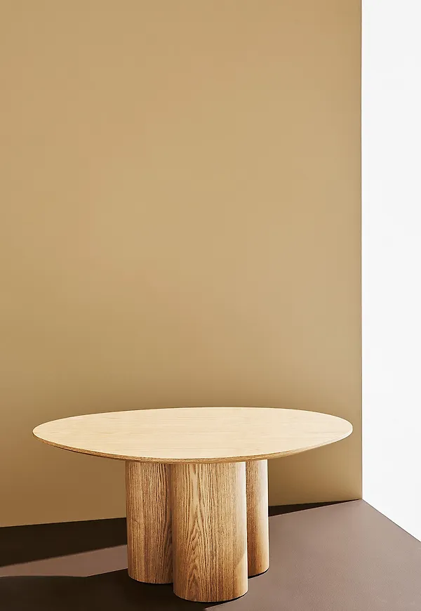 Brun Pastill-valnötsbord i smickrande modell.