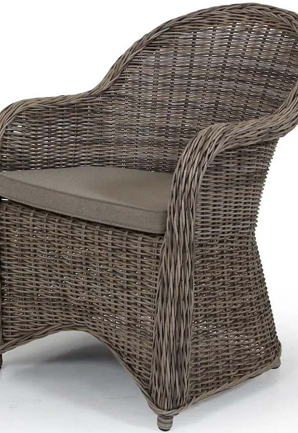 Stilriktig brafab karmstol i beige färg gjord i aluminium.