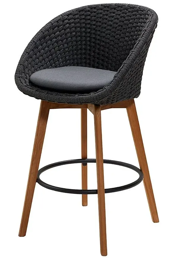 Komfortabel stol i teak från Cane-Line.