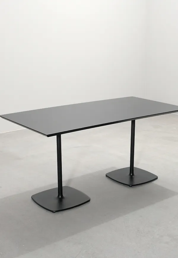 Elegant svart bord 2025 från Pedrali.
