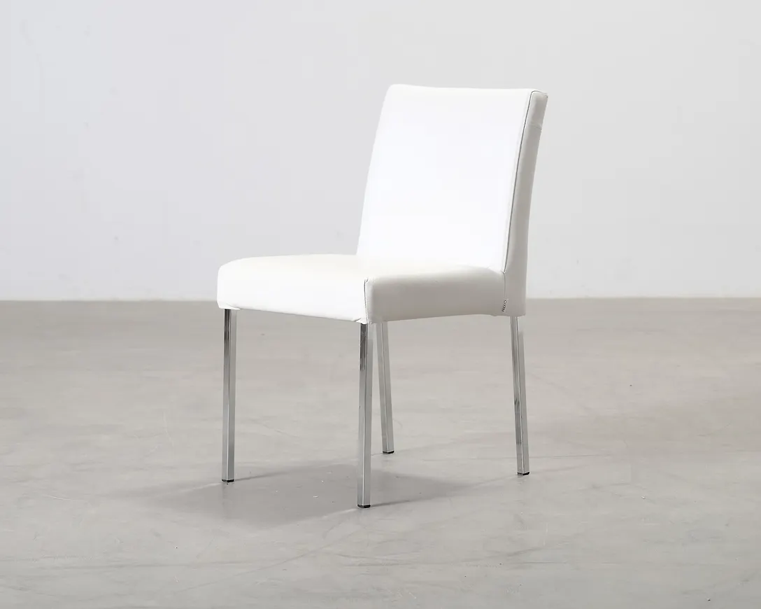 Jättefin matstol i vit färg gjord i läder.