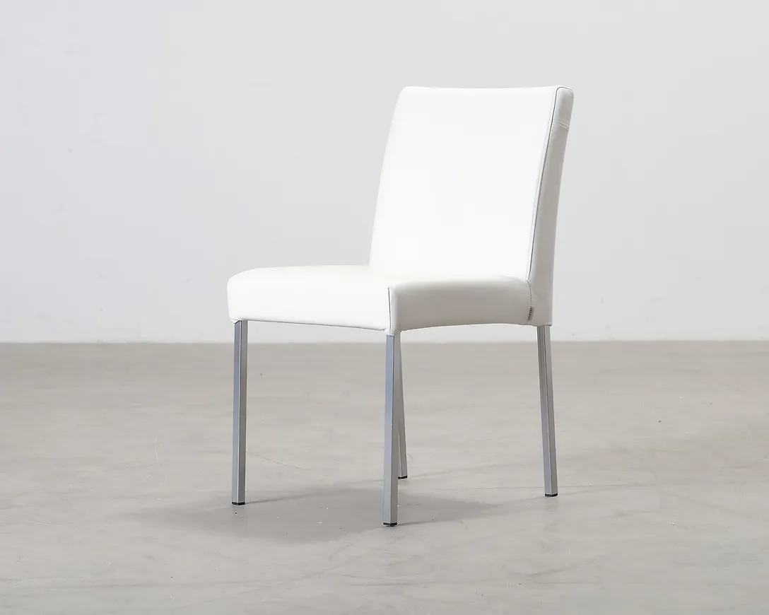 Vacker vit stol 2026 från Pedro.