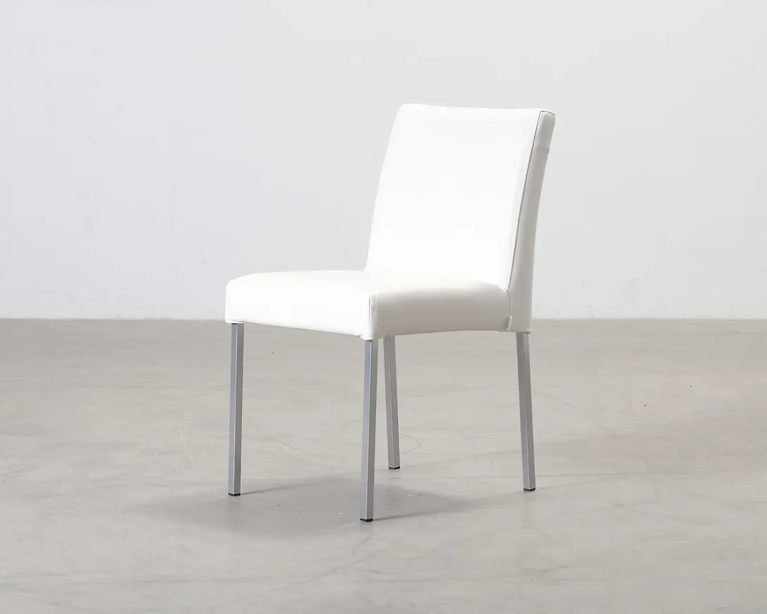 Cool matstol i läder från Pedro.