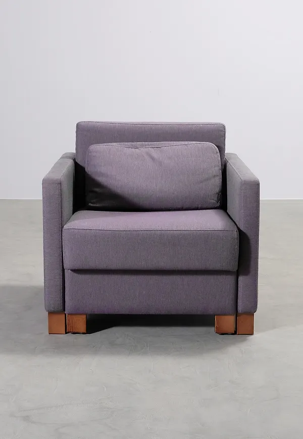 Lila Pedro-bäddfåtölj i smickrande modell.