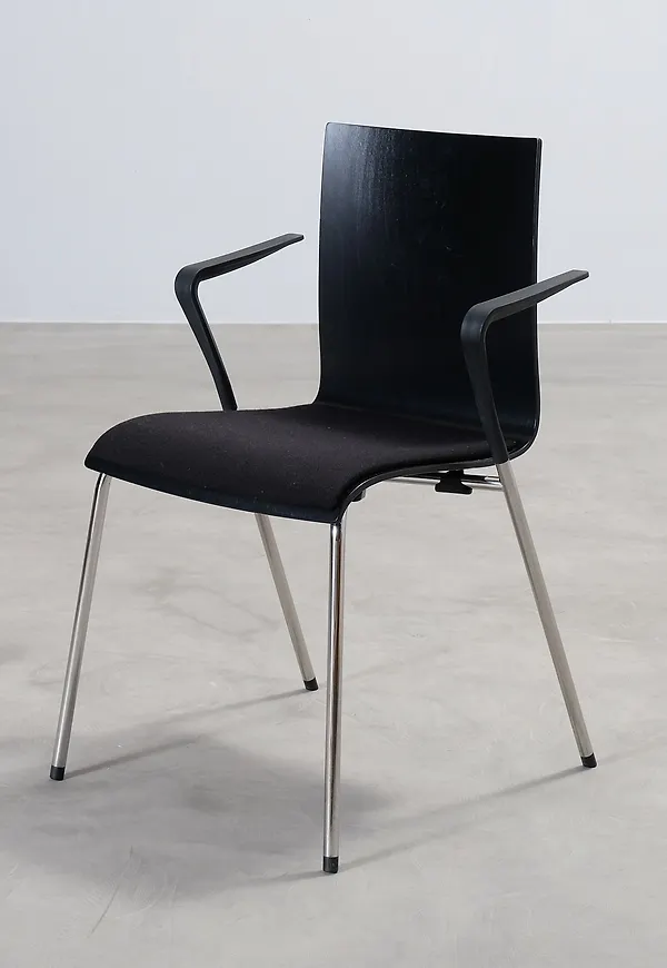 Otroligt fin svart stol 2025 från Piiroinen.