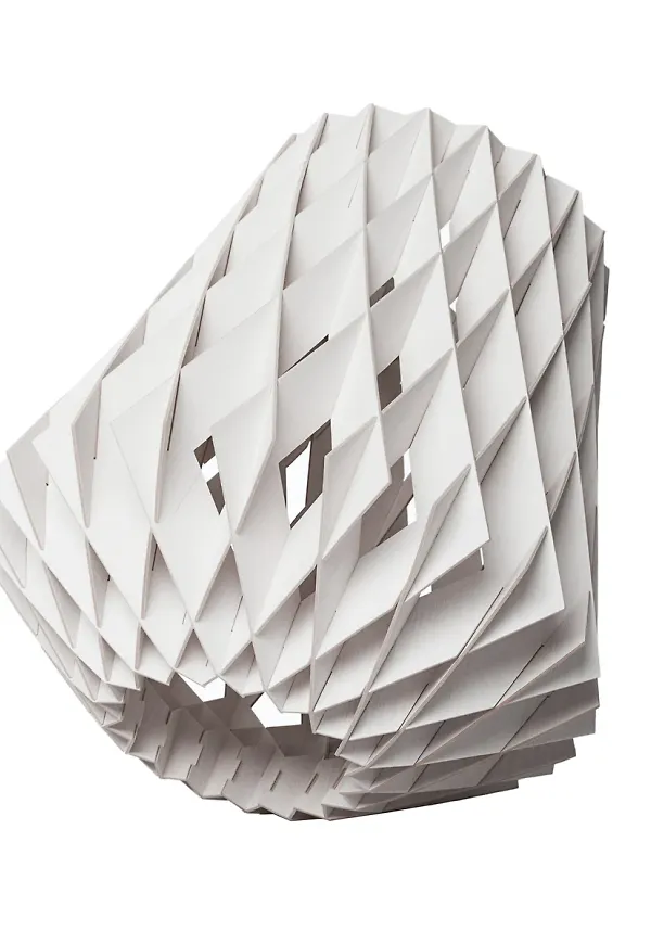 Trendig vit lampa 2025 från Pilke.