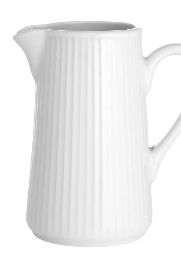 Vit Pillivuyt-kanna i riktigt trendig modell.