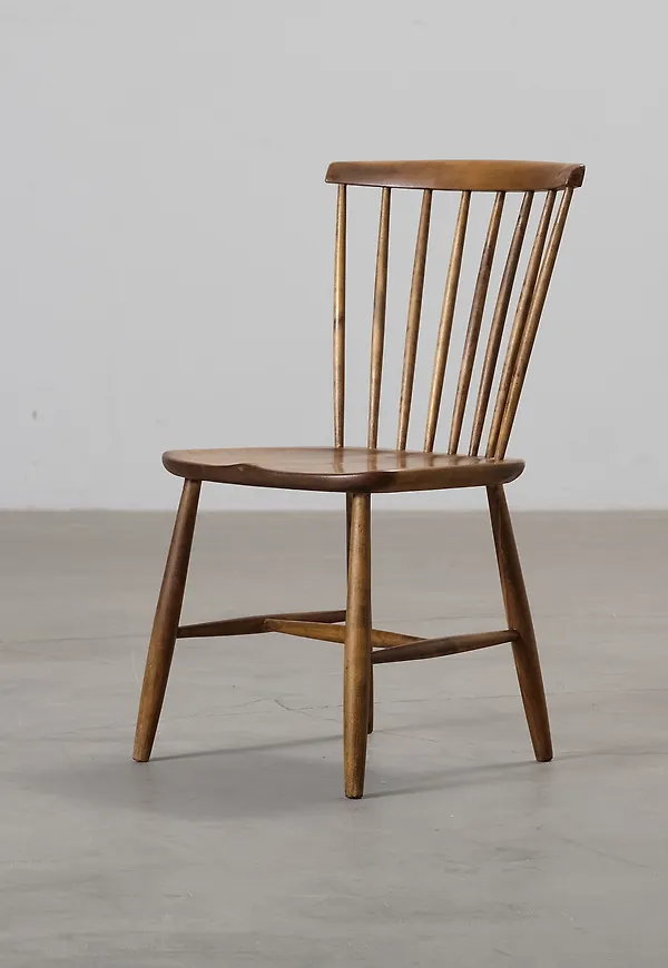 Otroligt snygg Stol som passar bra vid många olika tillfällen.