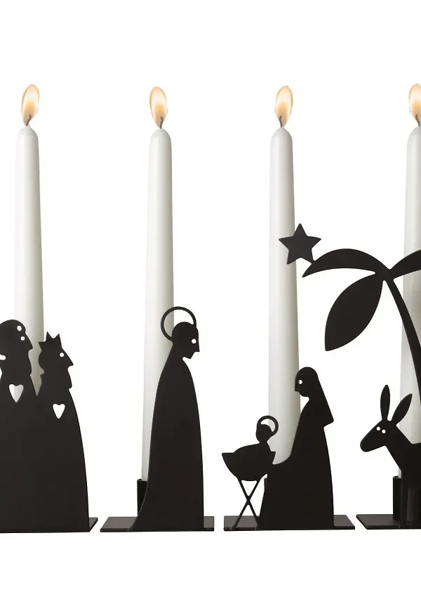 Svart Pluto Design-adventsljusstake i mysig modell.