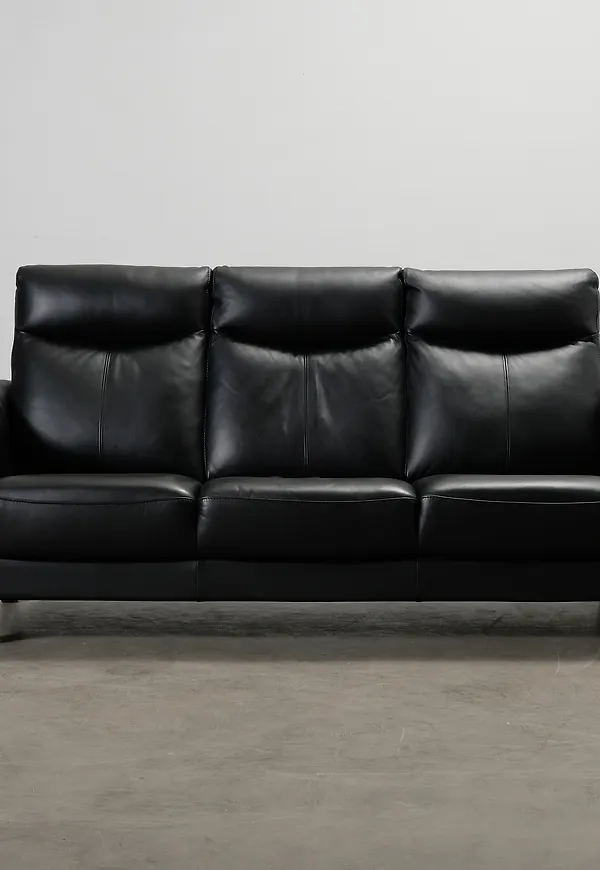 Trendig lädersoffa i svart från Pohjanmaan.