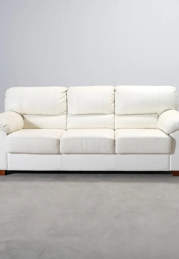 Jättesnygg lädersoffa i vitt från Pohjanmaan.