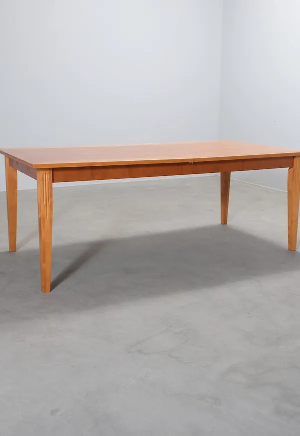 Härlig brun matbord 2025 från Pohjanmaan.