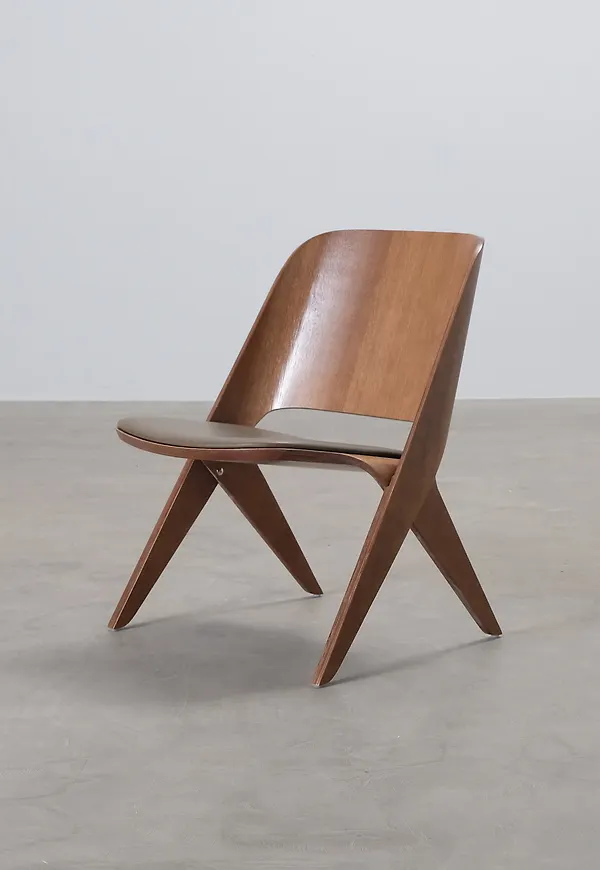 Snygg loungestol i brunt från Poiat.