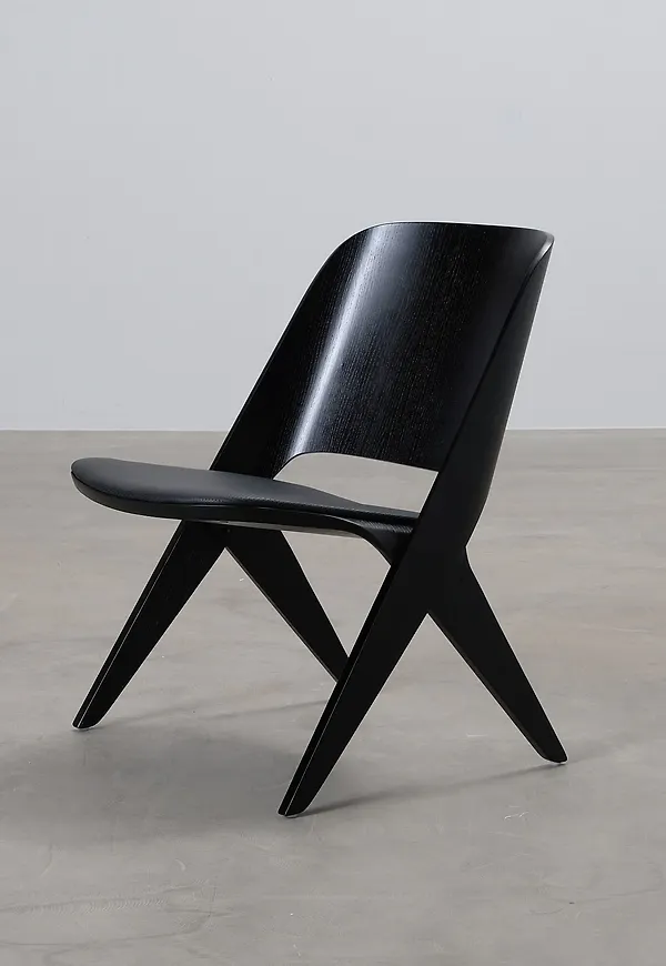 Stilren loungestol 2025 från Poiat.