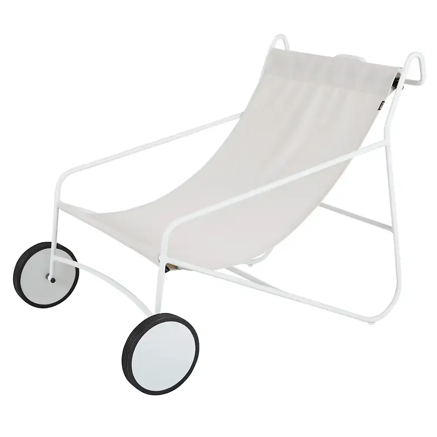 Vit Brafab-fåtölj i modern modell.