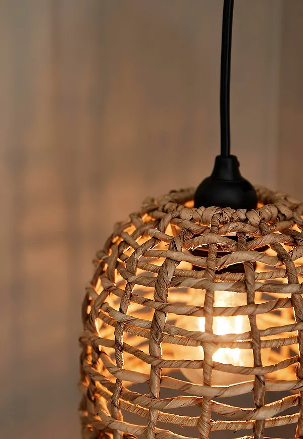 Moderiktig lampa i beiget från PR Home.