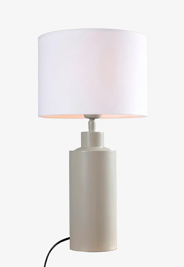 Härlig lampa i beiget från PR Home.