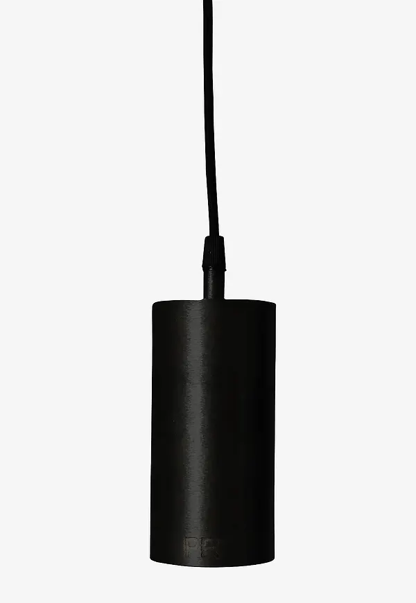 Moderiktig lampa i svart från PR Home.