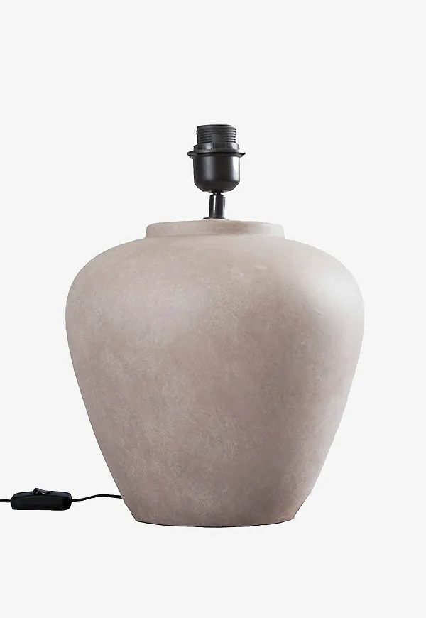 Stilren lampa i beiget från PR Home.