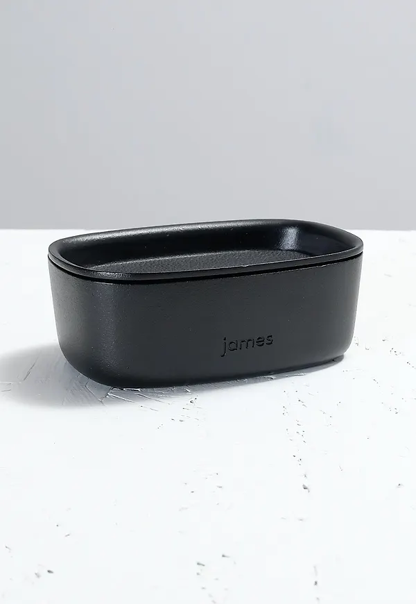 Fin låda i svart från James.