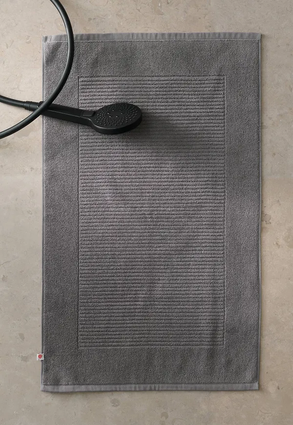 Härlig bomullsbadrumsmatta i grått från Pure.