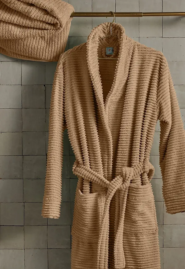 Beige Pure-badrock i klassisk modell.