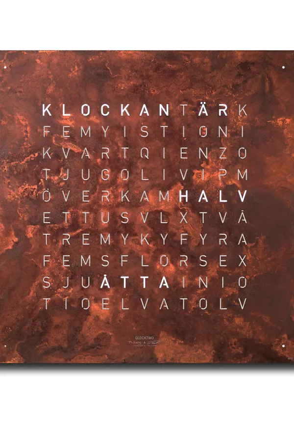 Riktigt trendig väggklocka i brunt från Qlocktwo.