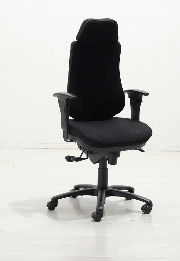 Otroligt snygg Stol som passar bra vid många olika tillfällen.