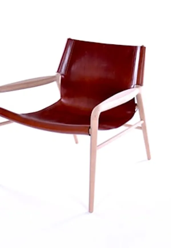 Smickrande brun fåtölj 2025 från OX DENMARQ.