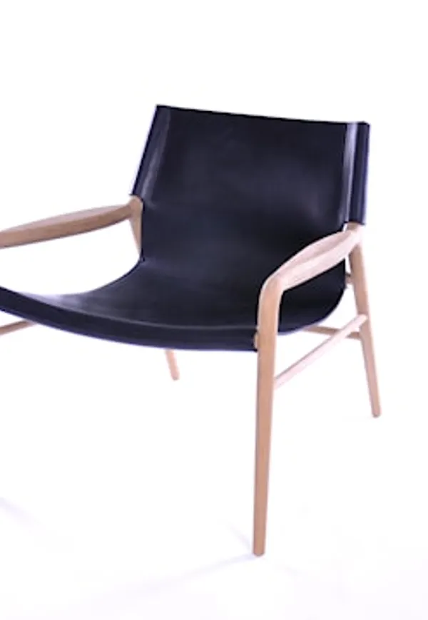 Riktigt trendig fåtölj i ek 2025 från OX DENMARQ.