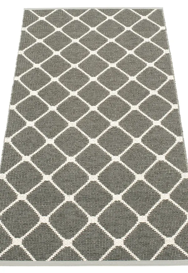 Cool utomhusmatta 2025 från Pappelina.