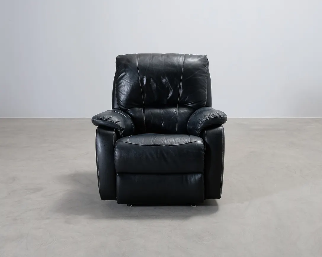 Svart fåtölj som passar perfekt till sommaren 2025!