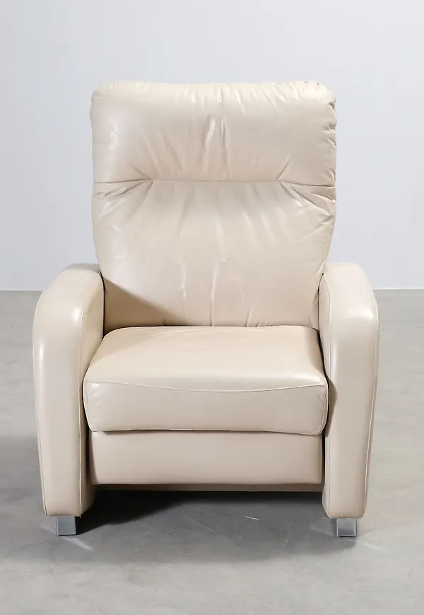 Smickrande beige fåtölj i skinn från No brand.