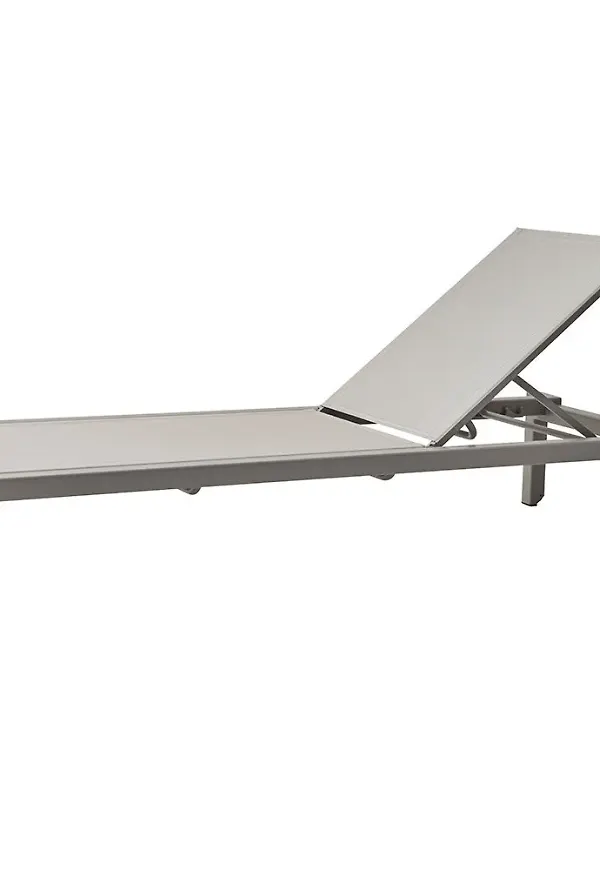 Fin aluminiumsolsäng i grått från Cane-Line.